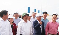 PM Nguyen Xuan Phuc Lakukan Inspeksi di Kumpulan Pelabuhan Cai Mep-Thi Vai
