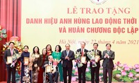 Presiden Nguyen Xuan Phuc Sampaikan Gelar Pahlawan Kerja dan Bintang Kemerdekaan kepada Orang-Orang yang Berjasa