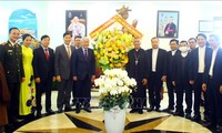 Ketua Pengurus Besar Front Tanah Air Vietnam Do Van Chien Kunjungi dan Ucapkan Selamat Hari Natal di Keuskupan Vinh, Nghe An