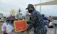 Kunjungan dan Pemberian Bingkisan Hari Raya Tet kepada Komandan, Prajurit dan Rakyat Kawasan Laut dan Pulau di Kawasan Barat Daya Tinggalkan Kesan dan Perasaan Baik