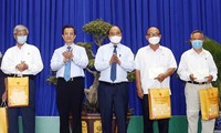 Presiden  Nguyen Xuan Phuc Sampaikan Bingkisan Hari Raya Tet kepada Keluarga yang Mendapat Kebijakan Prioritas dan Mengalami Kesulitan di Provinsi An Giang