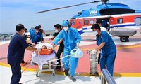 Truong Sa fisherman suffering respiratory failure brought to mainland for treatment