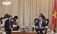 Ketua MN Vuong Dinh Hue Terima Sekretaris Partai , Gubernur Provinsi Champasak
