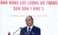 Presiden Nguyen Xuan Phuc Sampaikan Gelar Pahlawan Angkatan Bersenjata kepada Badan Kedokteran Sipil Zona 5
