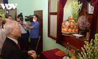 Sekjen Nguyen Phu Trong Bakar Hio Kenangkan Presiden Ho Chi Minh