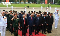 Pimpinan Partai Komunis dan Negara Masuk Mausolem untuk Berziarah kepada Presiden Ho Chi Minh