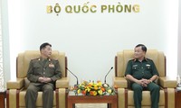 Letnan Jenderal Hoang xuan Chien Menerima Atase Militer Pertahanan RDRK