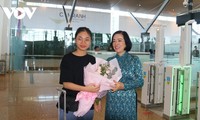 Mengoperasikan Pintu Pemeriksaan Imigrasi Otomatis di Terminal Internasional Cam Ranh