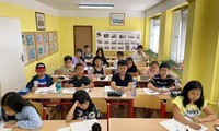 Melestarian Identitas Nasional Melalui Kegiatan Mengajar dan Belajar Bahasa Vietnam bagi Perantau Vietnam