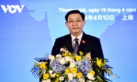 Ketua MN Vuong Dinh Hue Hadiri Forum Kebijakan dan UU tentang Pendorongan Kerja Sama Investasi dan Perdagangan Vietnam-Tiongkok