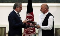 Afghan presidential candidates sign power-sharing deal