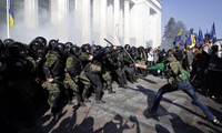 Clashes erupt outside Ukrainian Parliament office 