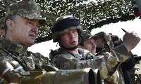 Eastern Ukraine fighting continues despite ceasefire 