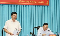 Deputy Prime Minister Pham Binh Minh works with Ben Tre provincial leaders