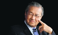 ສື່ມວນຊົນມາເລເຊຍໃຫ້ຂ່າວກ່ຽວກັບການຢ້ຽມຢາມຫວຽດນາມຂອງທ່ານນາຍົກລັດຖະມົນຕີມາເລເຊຍ Mahathir Mohamad
