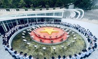 Trại hè Việt Nam 2024: Dâng hương tại khu tưởng niệm chiến sĩ Gạc Ma