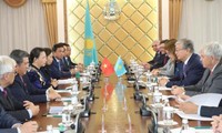 La titular del Parlamento de Vietnam se reúne con el presidente del Senado de Kazajistán