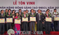   Premian a los empresarios y las empresas sobresalientes en el Delta del río Mekong