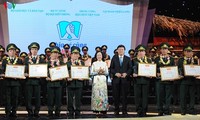 Honran a 60 combatientes de guardia fronteriza de Vietnam con aportes a la alfabetización