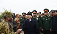   El máximo líder político de Vietnam revisa las tareas de defensa nacional