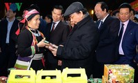 El premier de Vietnam visita el Espacio de cultura y turismo en Ha Giang