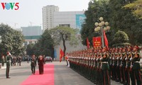 Presidenta parlamentaria de Vietnam visita el Comando de Hanói