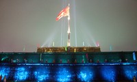 Ciudad central de Hue ilumina la Torre de la Bandera 
