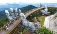 India interesado en estructuras simbólicas como el Puente Dorado de Vietnam