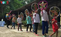 Niños vietnamitas en difícil situación económica reciben la fiesta otoñal