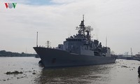 Delegación naval de la Armada Real Neozelandesa visita Vietnam