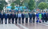Líderes de Hanói conmemoran 101 aniversario de la Revolución de Octubre