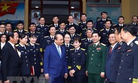 Premier vietnamita revisa trabajos de disposición combativa de la Armada