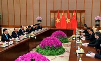 Jefes de Ejecutivo de Vietnam y China realizan conversación oficial 