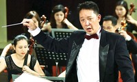 Le Phi Phi, talentoso director de orquesta