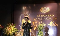 Un joven vietnamita restaura trajes tradicionales