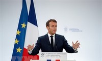 Presidente francés defiende sus reformas de pensiones pese a protestas
