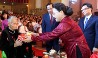 Presidenta del Parlamento de Vietnam honra a personas meritorias con la Patria