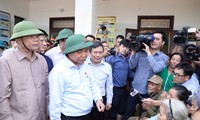 Premier vietnamita pide ayudar con máxima responsabilidad a los pobladores afectados por inundaciones