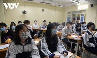 Los alumnos vietnamitas vuelven a la escuela con el cumplimiento de obligaciones antiepidémicas