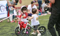 La bicicleta de equilibrio: el nuevo deporte recreativo de los niños vietnamitas