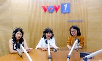 Periodistas de la Voz de Vietnam especializadas en noticias internacionales
