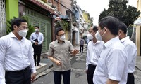 Vicepremier Vu Duc Dam orienta la lucha anti-coronavirus en Ciudad Ho Chi Minh
