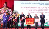 El presidente Nguyen Xuan Phuc condecora a la delegación juvenil de salvación nacional de la ciudadela Hoang Dieu