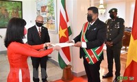 Dirigentes de la República de Surinam reiteran su apoyo a Vietnam en foros multilaterales