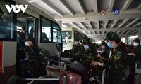 Más combatientes de medicina militar llegan a la región del delta de Mekong para luchar contra el covid-19