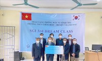 Corea del Sur obsequia aula informática a alumnos de Hanói
