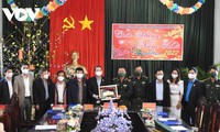Líderes vietnamitas continúan actividades solidarias para la población en vísperas del Tet 2022