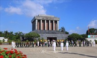 Líderes del Partido Comunista y Estado rinden homenaje al presidente Ho Chi Minh
