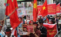 日本在留ベトナム人 中国に反対するデモ行進を