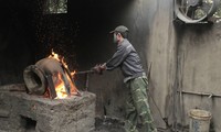 銅を鋳造するトンサ村
